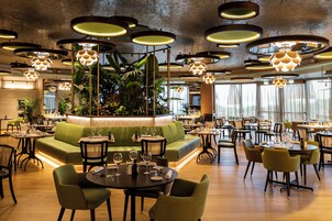 5 restaurants, breakfast, lunch, dinner served; Italian cuisine