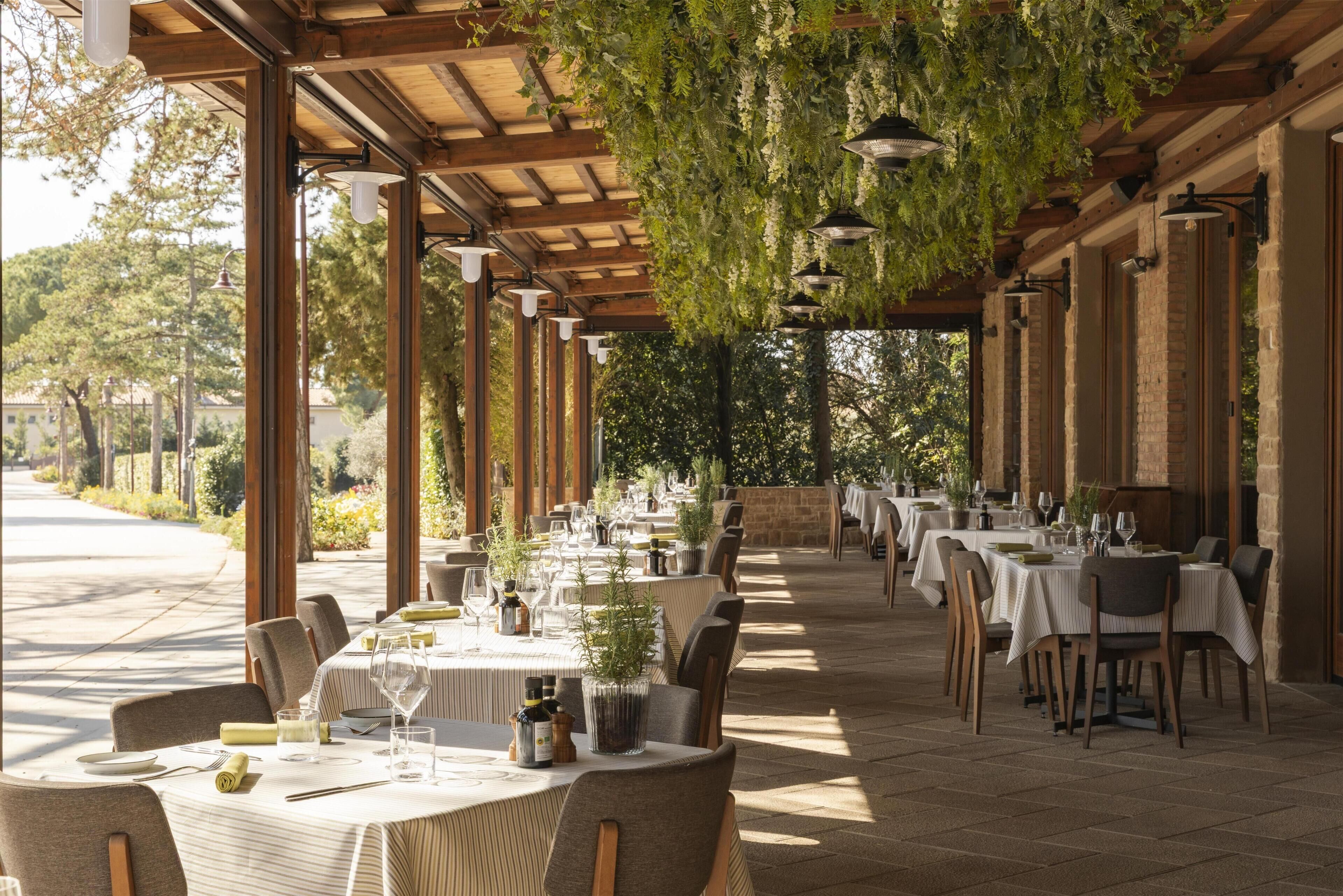 5 restaurants servant le petit déjeuner, le déjeuner et le dîner