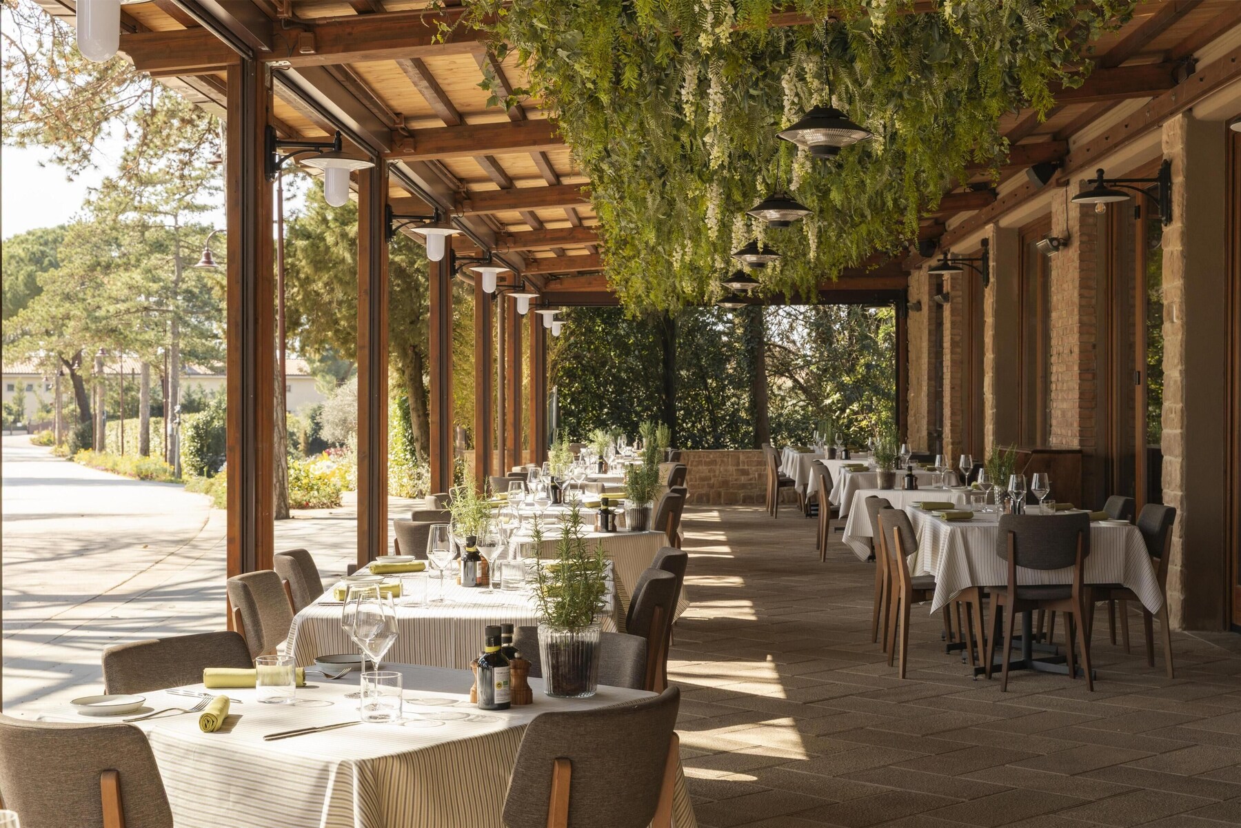 5 restaurantes; se sirven desayunos, comidas y cenas
