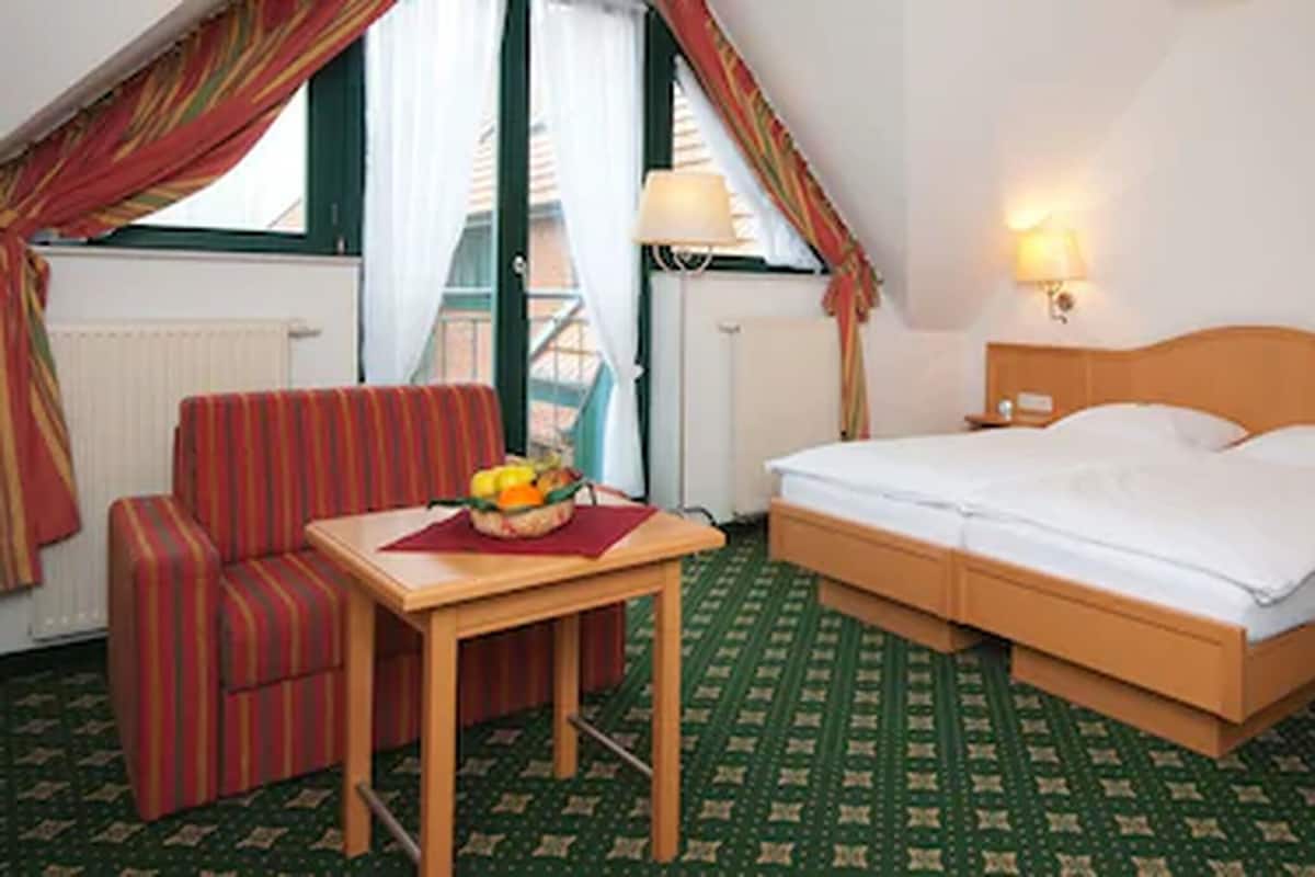 Double Room | Meja, kalis bunyi, Wi-fi percuma, cadar katil