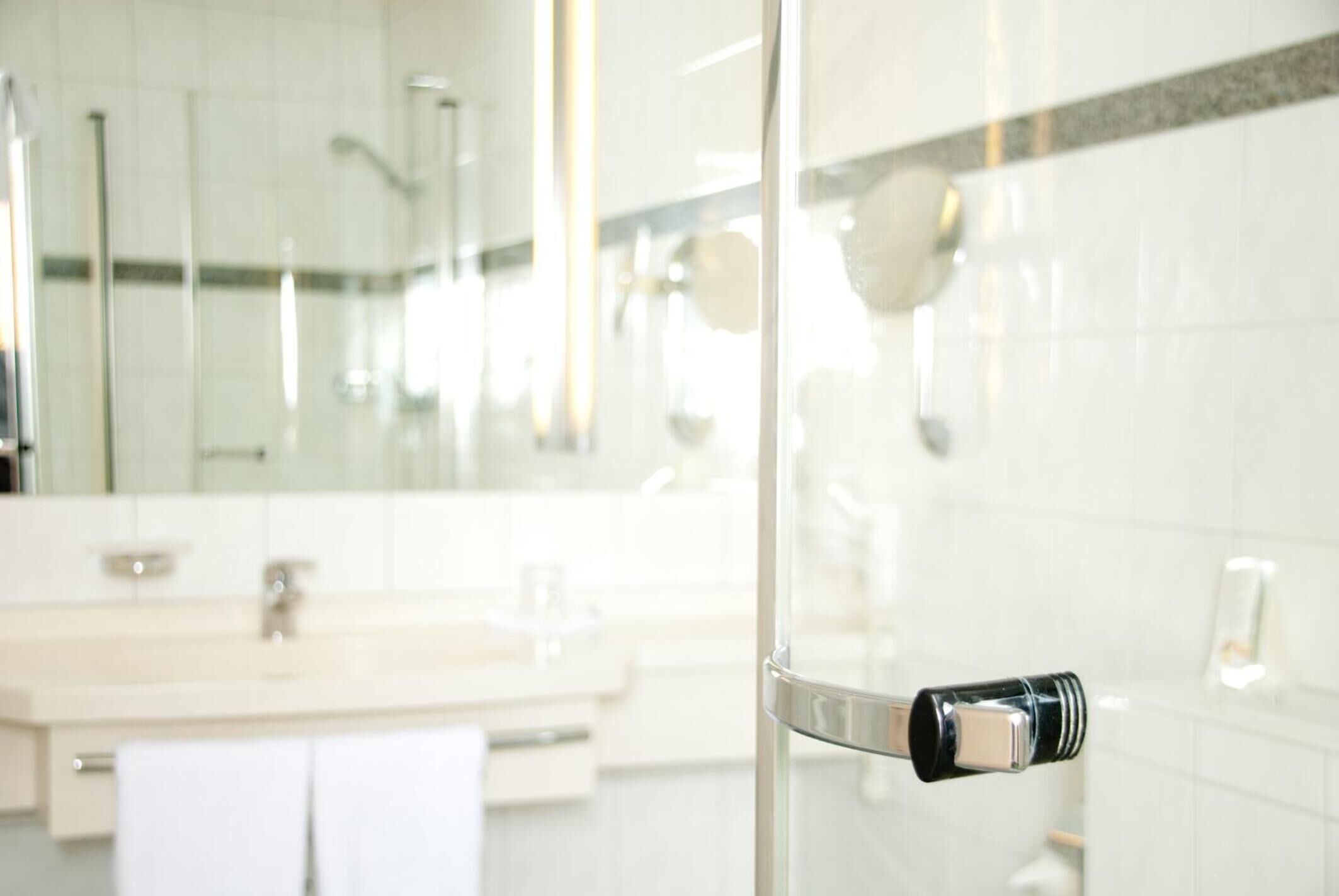 Dusche, kostenlose Toilettenartikel, Haartrockner, Handtücher