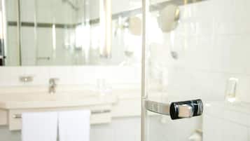 Dusche, kostenlose Toilettenartikel, Haartrockner, Handtücher