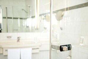 Chuveiro, produtos de toalete grátis, secador de cabelo 