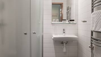 Shower, hair dryer, heated floors, towels