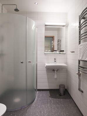 Shower, hair dryer, heated floors, towels - Ringsjöstrand Hotell (Horby)