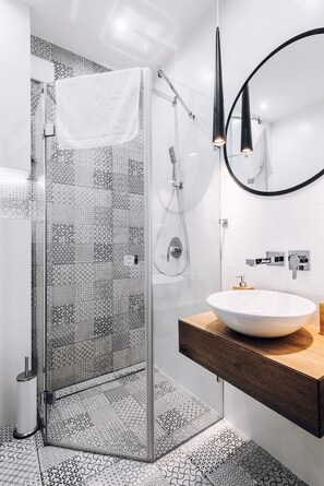 Estudio, baño privado ( 27 ) | Baño | Regadera, secadora de cabello, toallas 