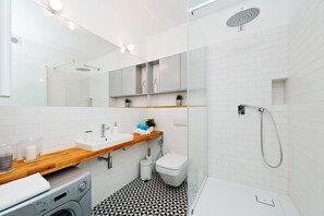 Apartment, 2 Bedrooms | Bathroom | Shower, hair dryer, towels