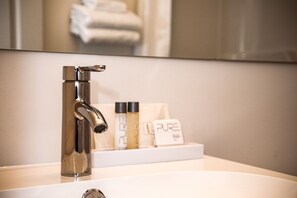 Phòng Superior, 1 giường cỡ queen | Phòng tắm | Vòi sen/bồn tắm kết hợp, đồ dùng nhà tắm miễn phí, máy sấy tóc