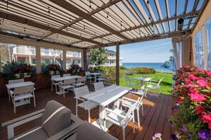 Petit déjeuner et dîner servis sur place