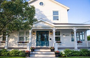 Front of property - Hotel Les Trois Soeurs (Perce)