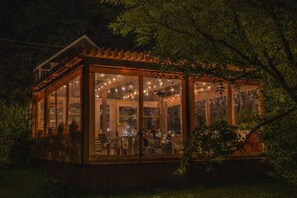 Breakfast and dinner served - Hotel Les Trois Soeurs (Perce)
