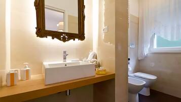 Camera singola | Bagno | Doccia, soffione a pioggia, set di cortesia gratuito, asciugacapelli