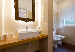 Camera singola | Bagno | Doccia, soffione a pioggia, set di cortesia gratuito, asciugacapelli