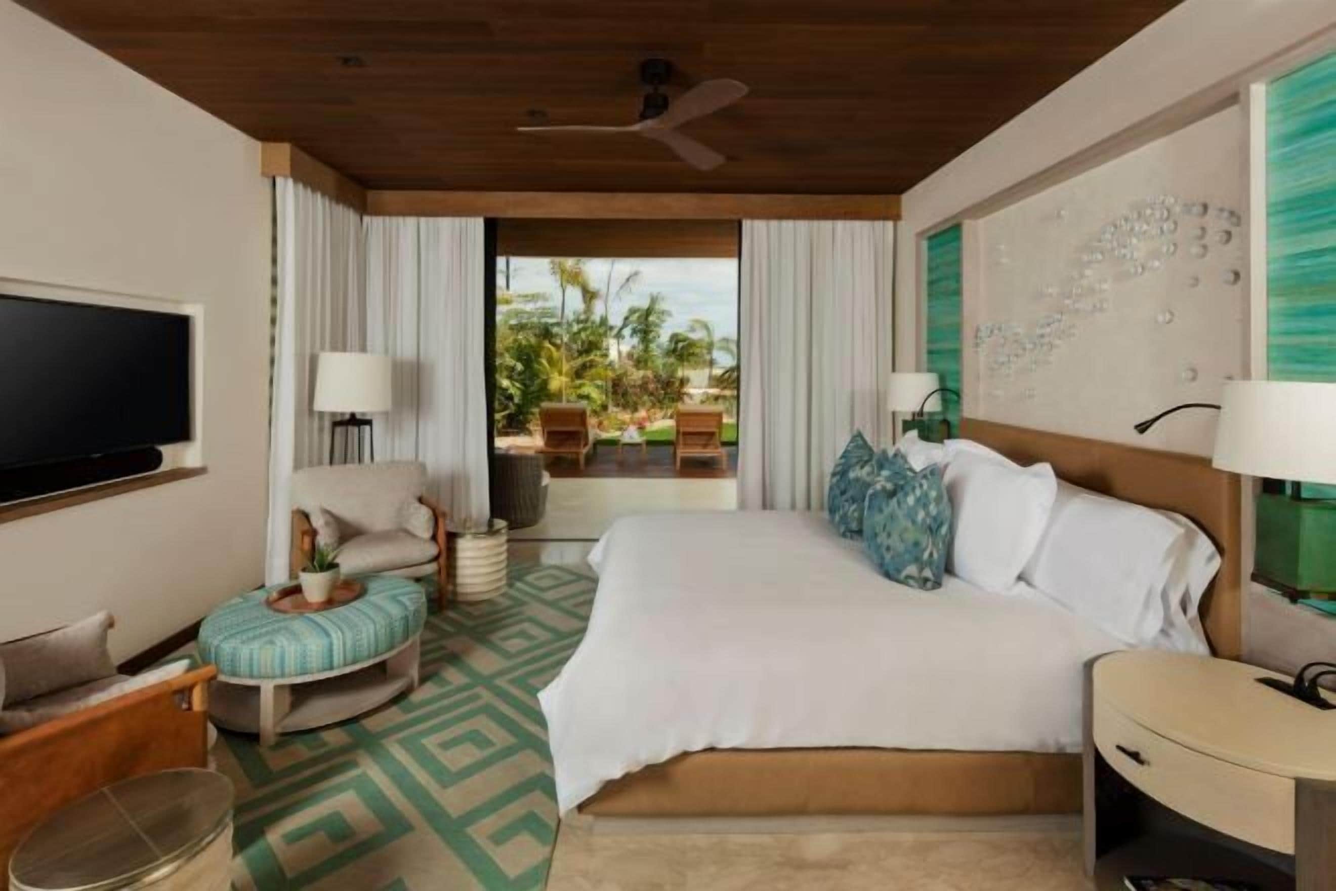 Premium bedding, Tempur-Pedic beds, minibar, in-room safe