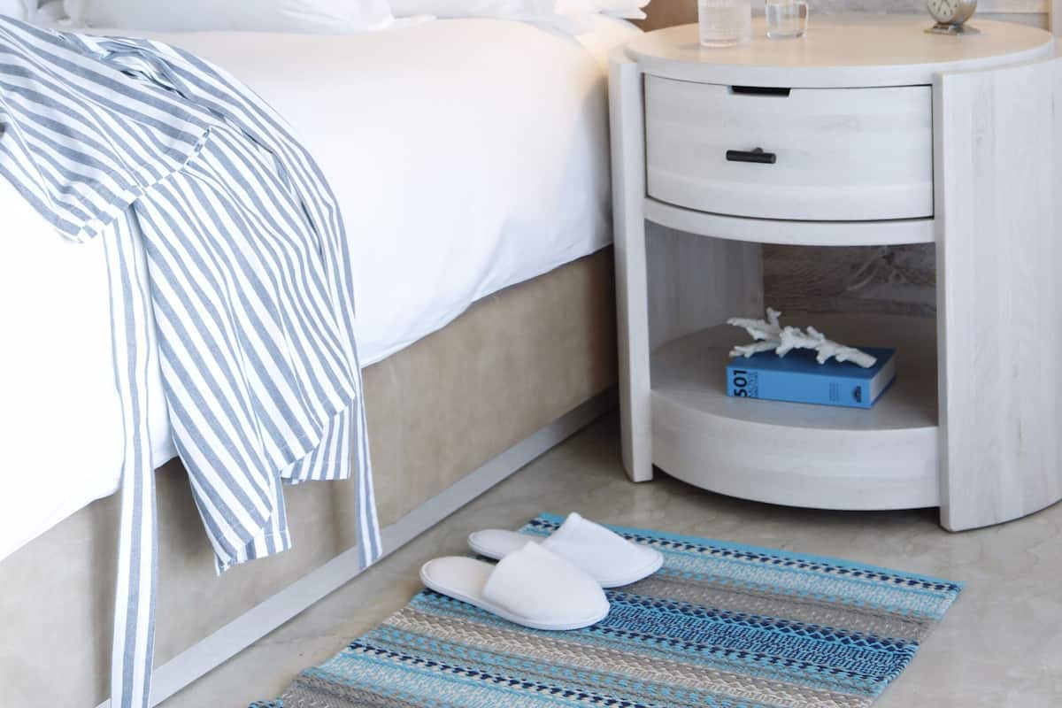 เครื่องนอนระดับพรีเมียม, เตียง Tempur-Pedic, มินิบาร์