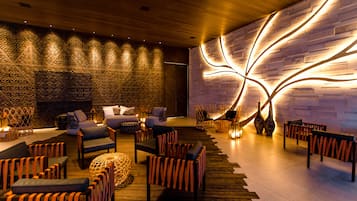 2 bares y bar junto a la piscina