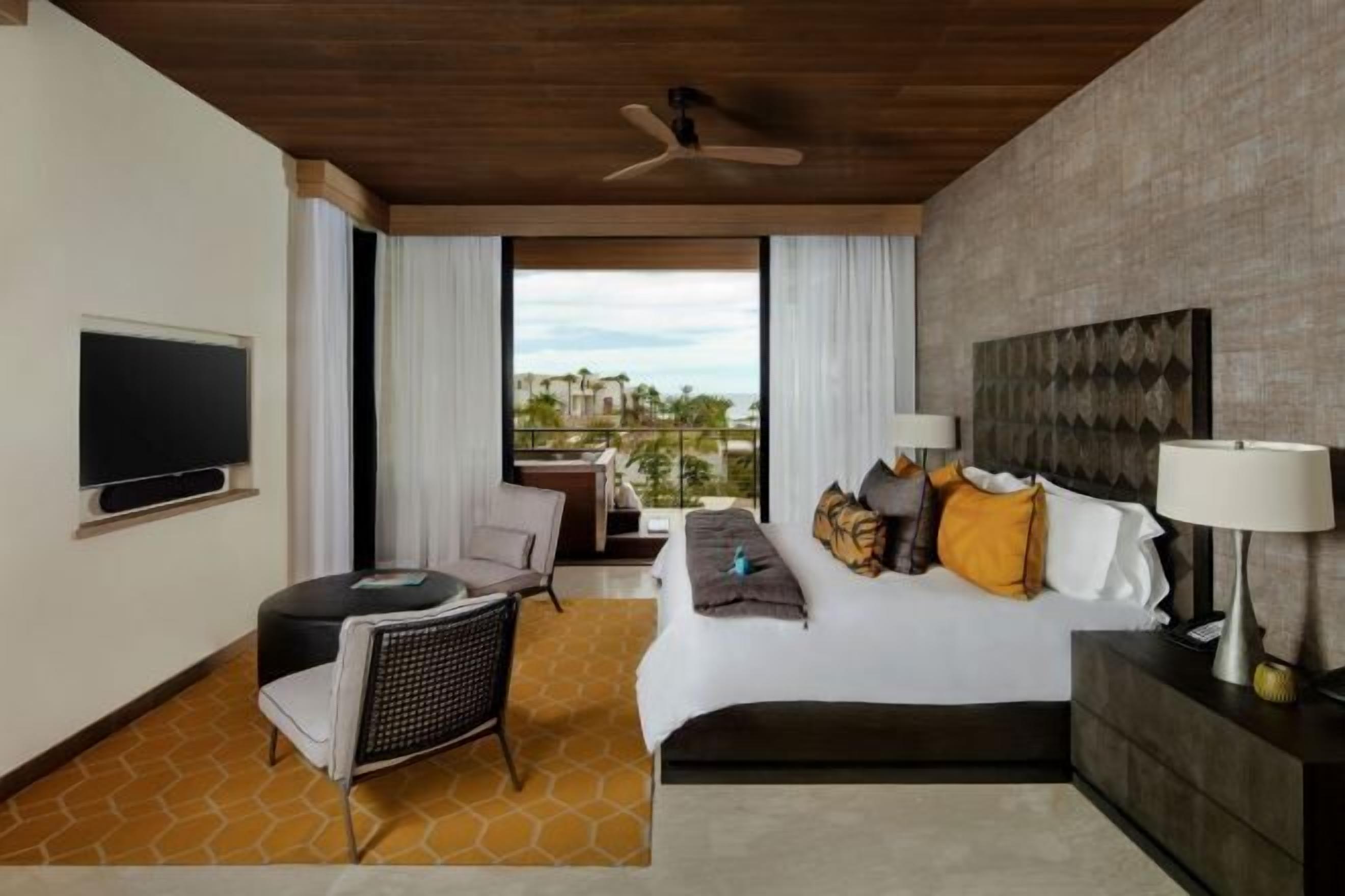 Premium bedding, Tempur-Pedic beds, minibar, in-room safe