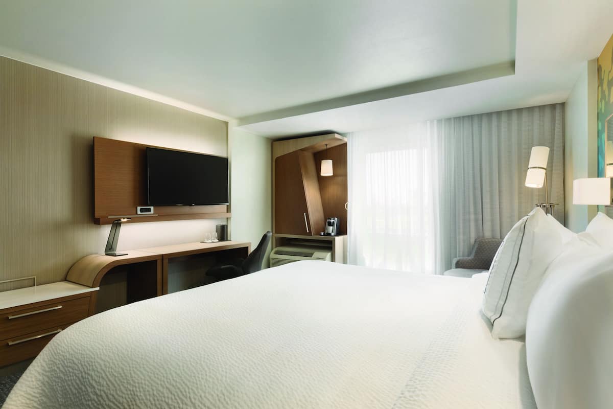 Una cassaforte in camera, una scrivania, ferro/asse da stiro