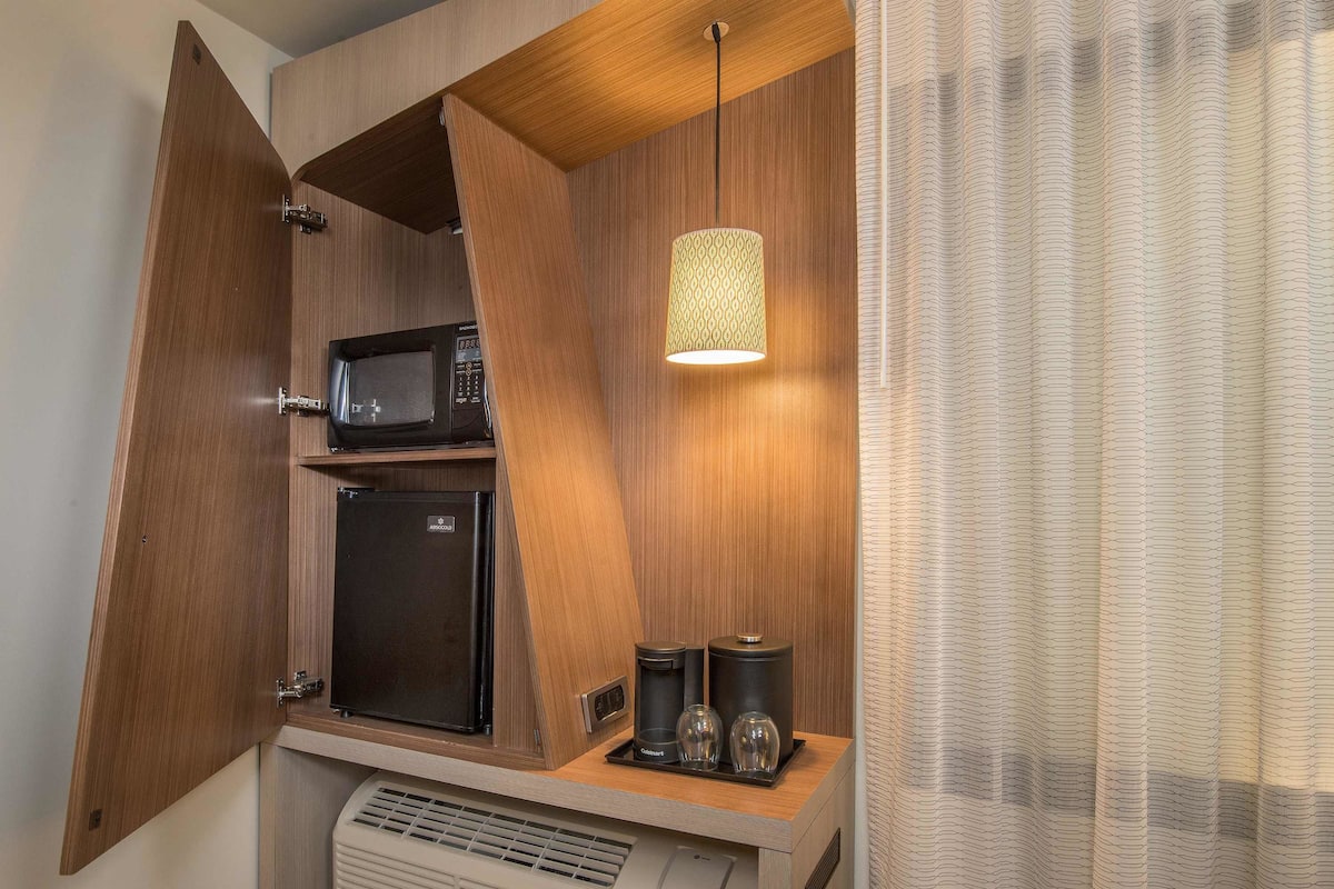 Una cassaforte in camera, una scrivania, ferro/asse da stiro