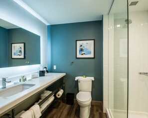 Articles de toilette (gratuits), séchoir à cheveux, serviettes fournies