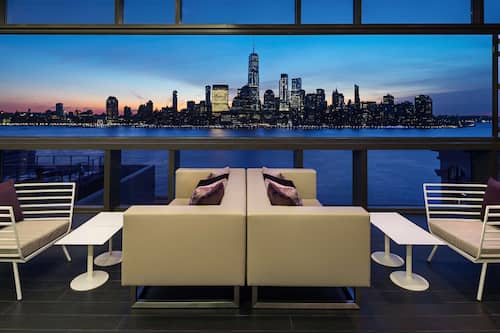 2 bars/lounges