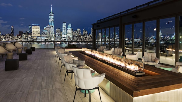 2 bar/lounge