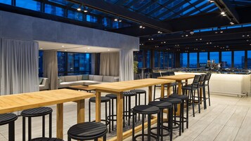 2 bars/lounges