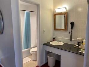 Quarto, 1 cama King | Banheiro | Chuveiro/banheira combinados, banheira de imersão