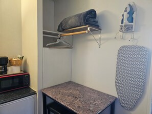 Chambre, 2 grands lits | Bureau, fer et planche à repasser, accès au Wi-Fi (inclus)