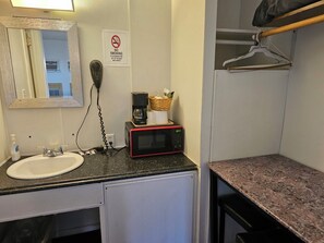 Escritorio, tabla de planchar con plancha, wifi gratis y ropa de cama