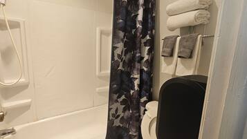Combined shower/bathtub, deep-soaking bathtub, free toiletries, towels