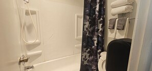 Combined shower/tub, deep soaking tub, free toiletries, towels - Fairview Inn (Fairview)