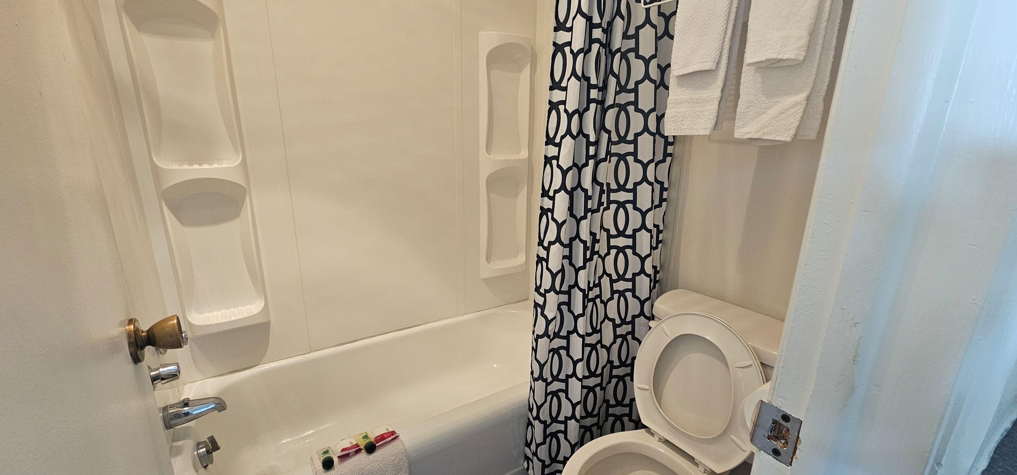 Escritorio, tabla de planchar con plancha, wifi gratis y ropa de cama 