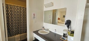 Desk, iron/ironing board, WiFi (free), bed sheets - Fairview Inn (Fairview)