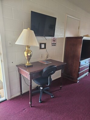 Chambre, 2 grands lits | Bureau, fer et planche à repasser, accès au Wi-Fi (inclus)