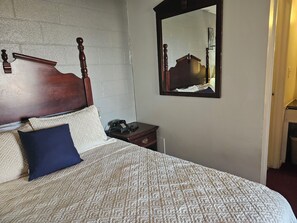 Habitación, 2 camas Queen size | Escritorio, tabla de planchar con plancha, wifi gratis y ropa de cama 