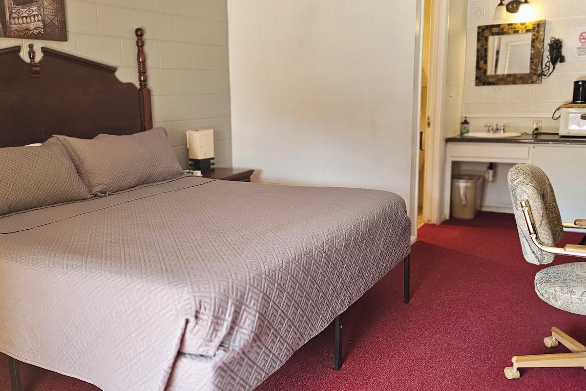 Desk, iron/ironing board, WiFi (free), bed sheets