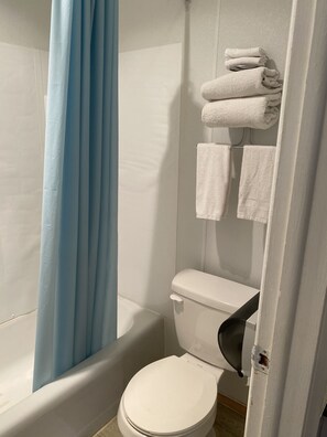 Habitación, 2 camas Queen size | Baño | Tina con regadera, tina profunda, amenidades de baño gratuitas, toallas 