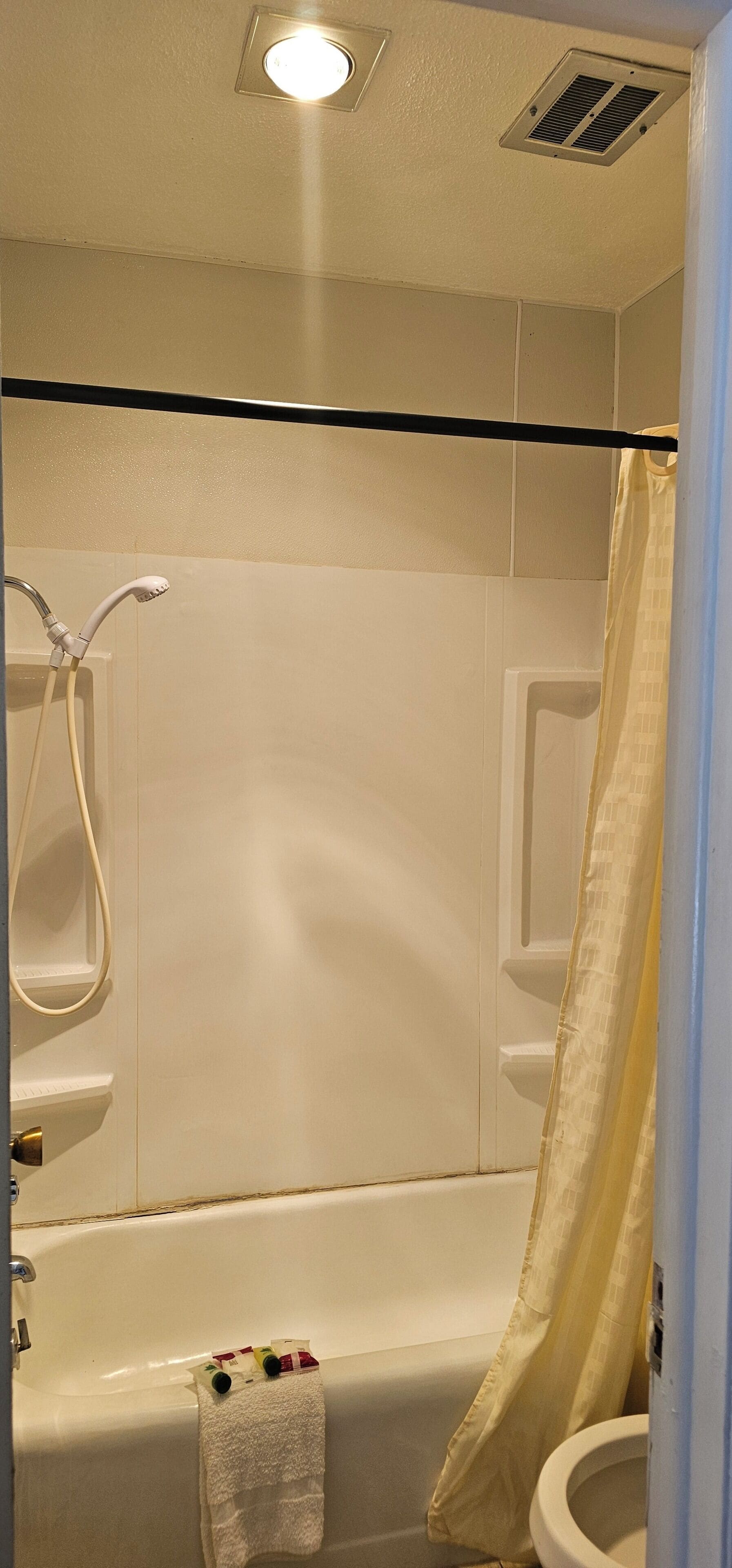 Standard Room | Bathroom | Combined shower/bathtub, deep-soaking bathtub, free toiletries, towels