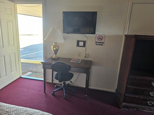 Chambre, 2 grands lits | Bureau, fer et planche à repasser, accès au Wi-Fi (inclus)