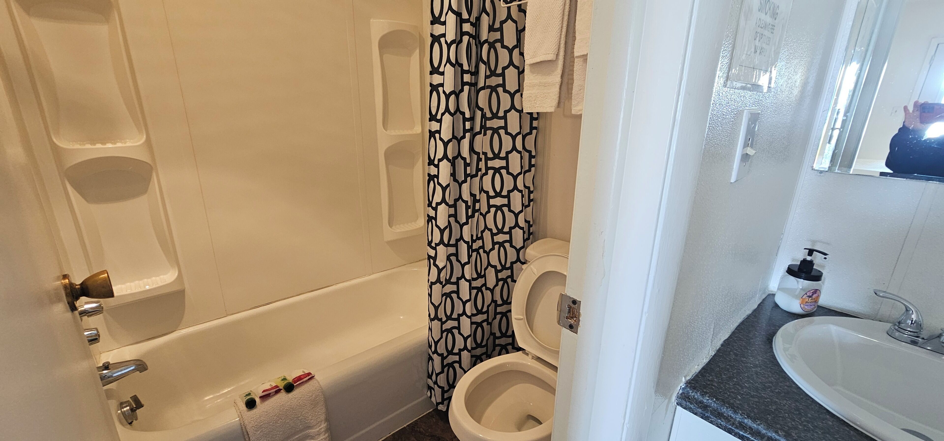 Habitación | Escritorio, tabla de planchar con plancha, wifi gratis y ropa de cama 