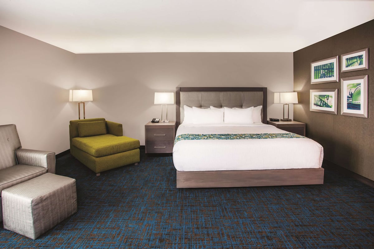 Premium bedding, desk, iron/ironing board, free cots/infant beds