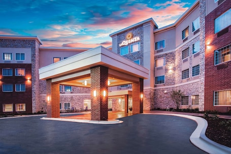 Exterior. La Quinta Inn & Suites by Wyndham St. Paul-Woodbury