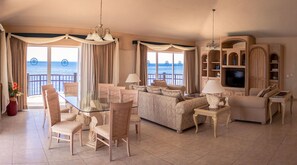 Presidential Suite | Living area | 32-inch flat-screen TV with cable channels, TV, foosball - Hotelcoz All Inclusive (Cozumel)