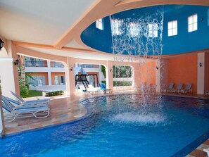 Piscine intérieure, 4 piscines extérieures