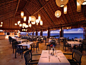 2 restaurants, breakfast, lunch, dinner served; international cuisine - Hotelcoz All Inclusive (Cozumel)