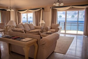 Presidential Suite | Aire de séjour | Téléviseur à écran plat, table de baby-foot, table de ping-pong, livres