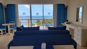 Deluxe Panoramic , Ocean View | Aire de séjour | Téléviseur à écran plat, table de baby-foot, table de ping-pong, livres