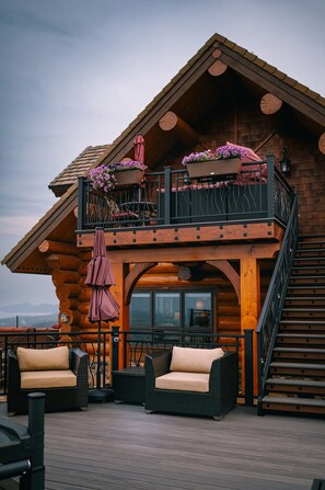 Suíte superluxo, 1 cama King, banheiro privativo, vista para o lago | Terraço/pátio