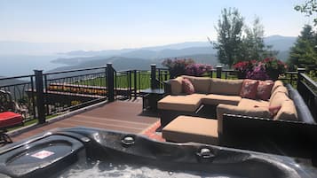 Honeymoon Suite, 1 King Bed, Private Bathroom | Private spa tub